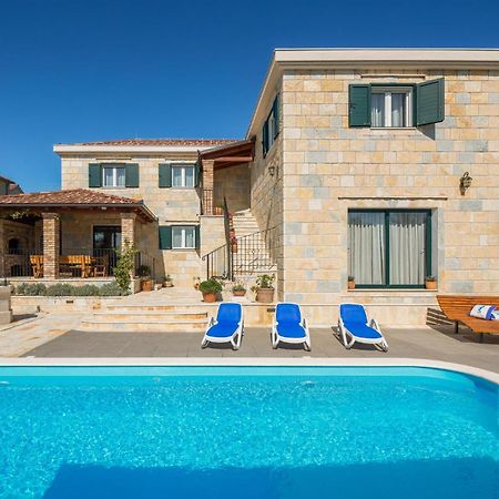 Cozy Home In Zrnovnica With Wifi Exterior foto