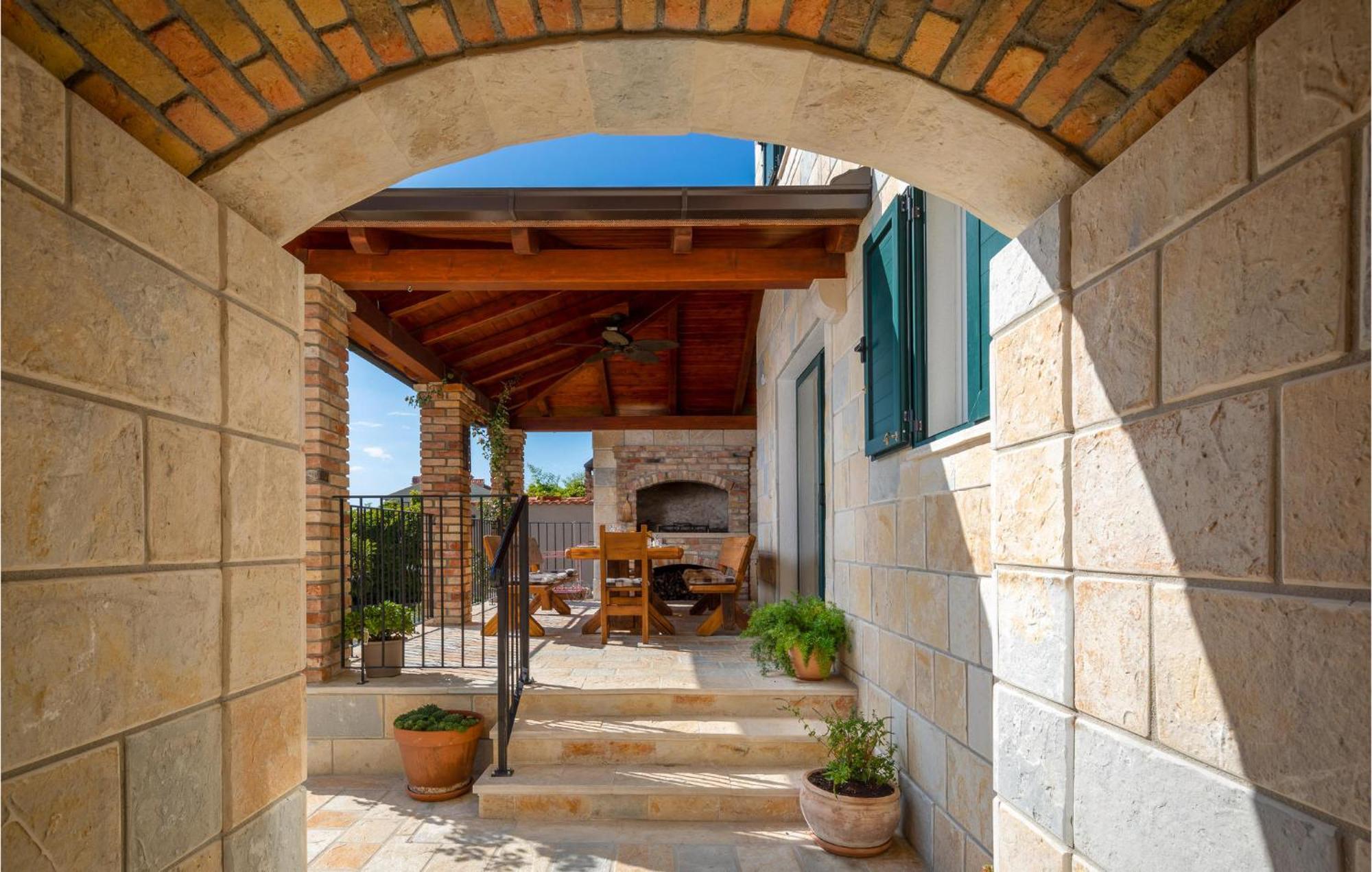 Cozy Home In Zrnovnica With Wifi Exterior foto