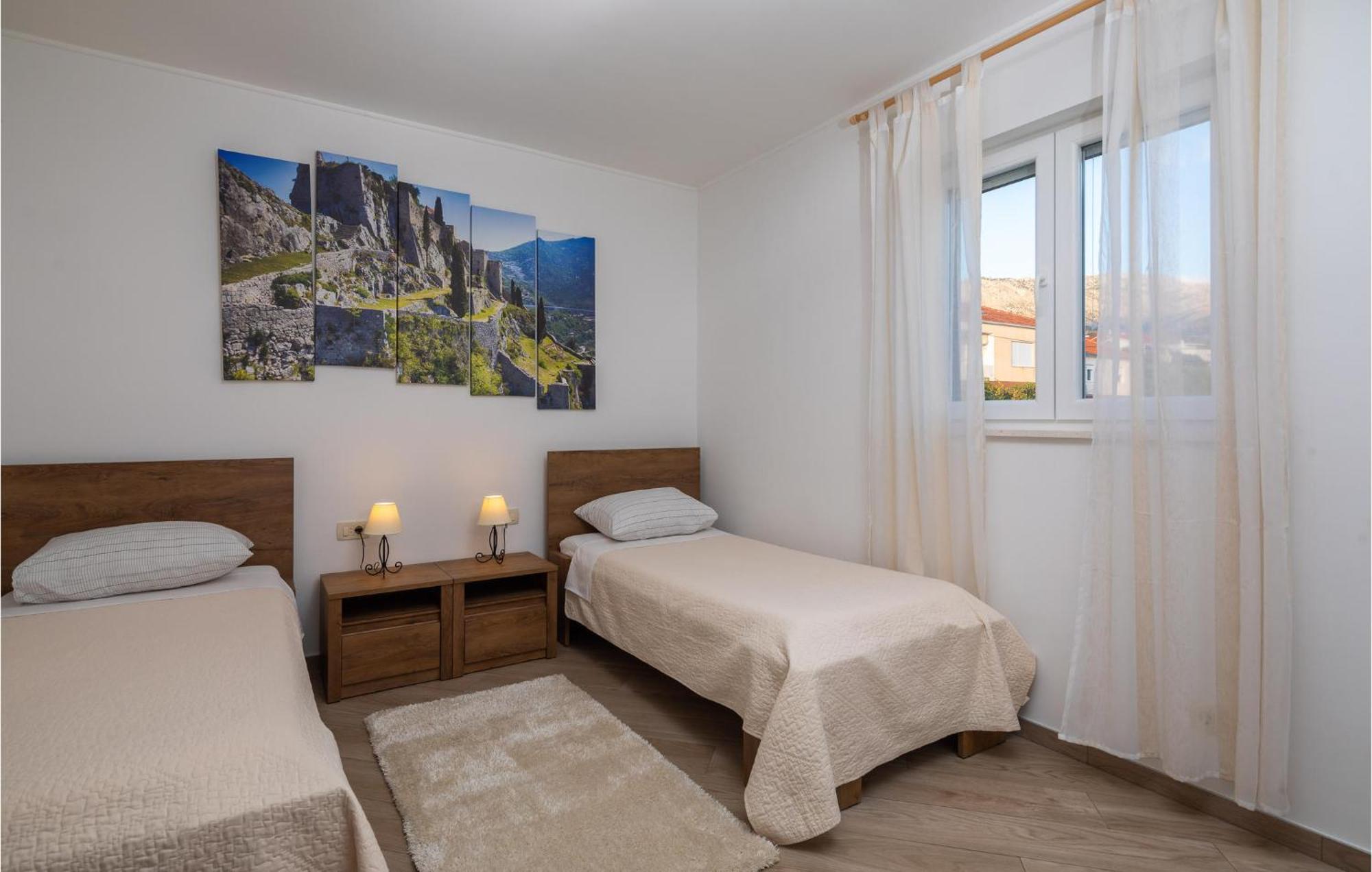 Cozy Home In Zrnovnica With Wifi Exterior foto