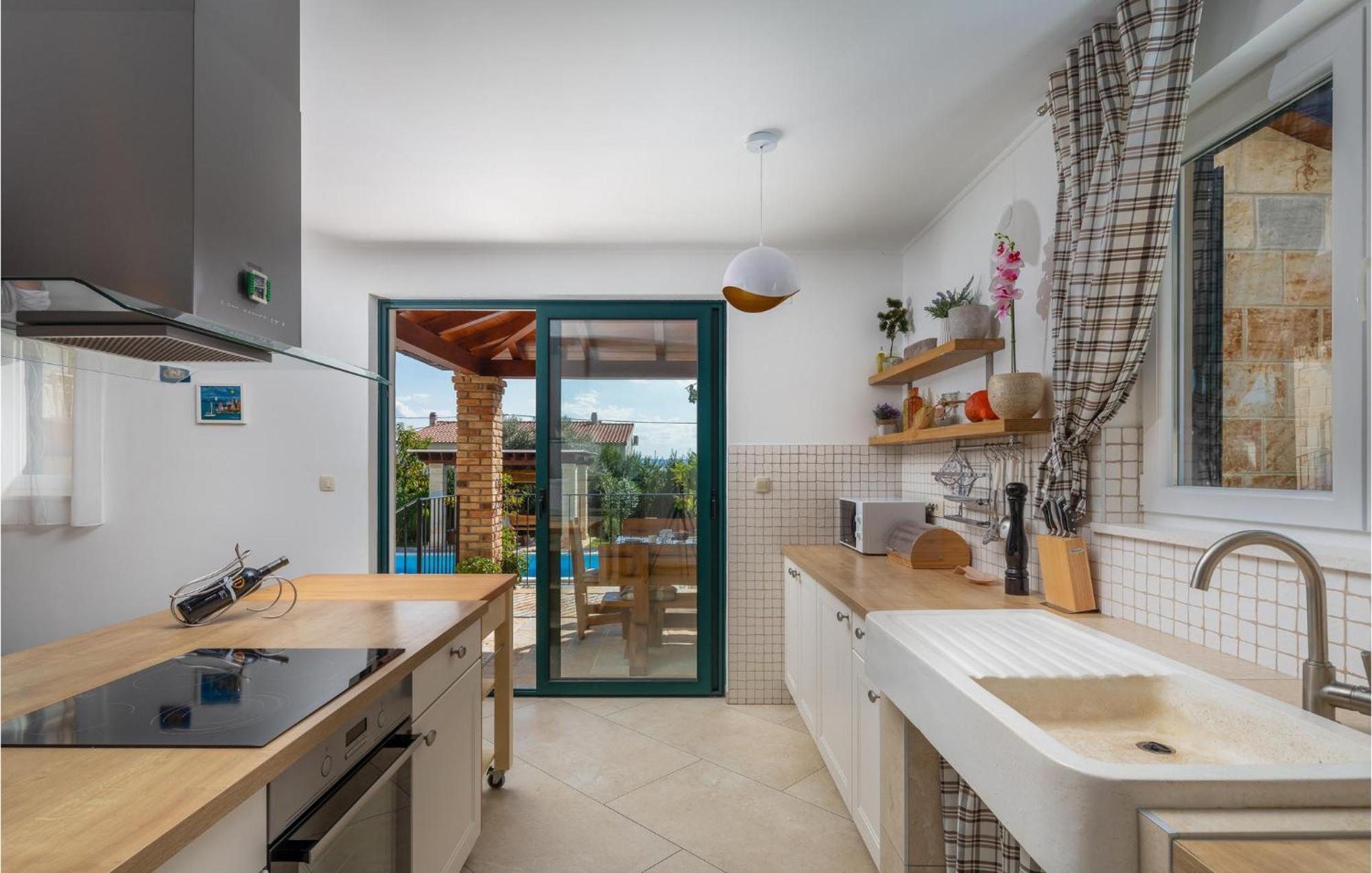 Cozy Home In Zrnovnica With Wifi Exterior foto