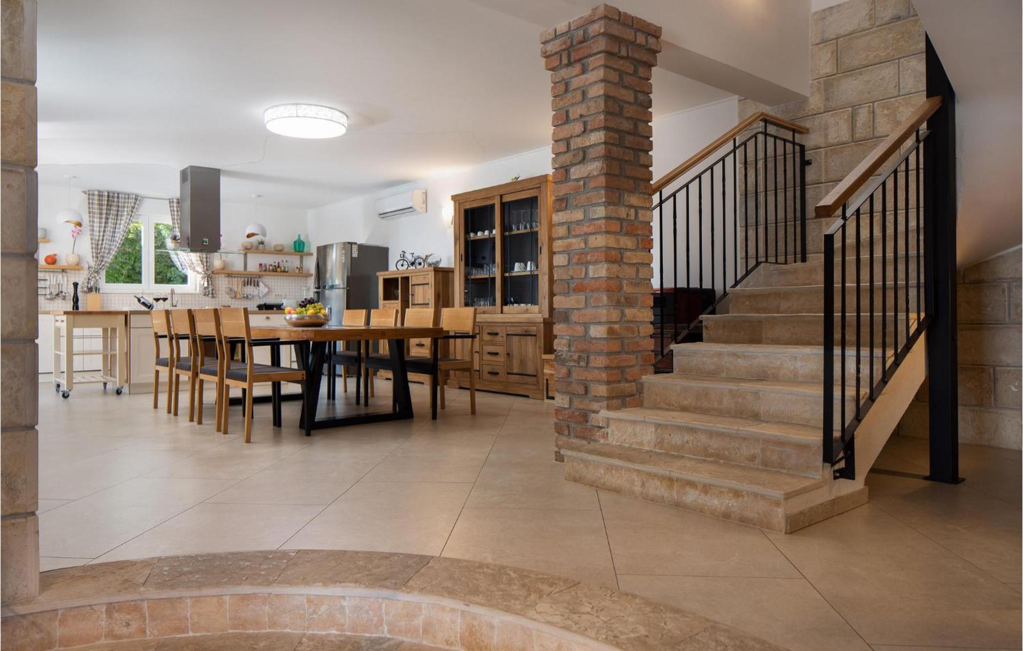 Cozy Home In Zrnovnica With Wifi Exterior foto
