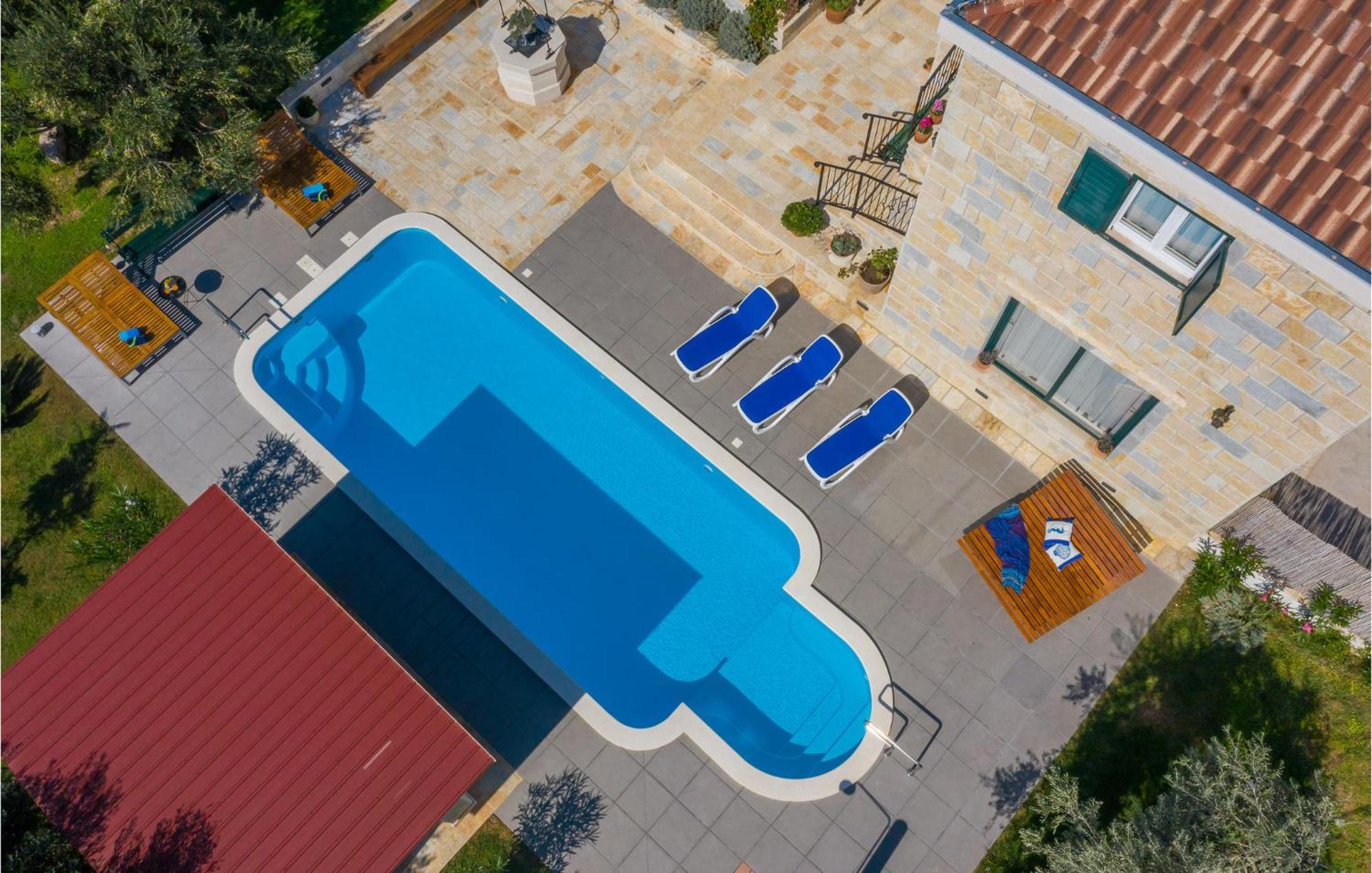 Cozy Home In Zrnovnica With Wifi Exterior foto